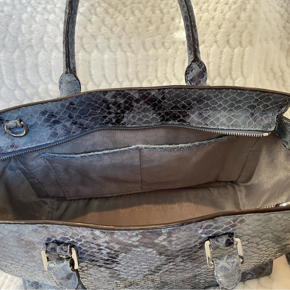 Michael Kors Riley Python Satchel
Snakeskin Embossed Leather Blue/Gray Strap - Picture 7 of 13